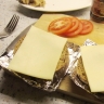 Brötchen aufschneiden, etwas aushölen, im Ofen kurz aufknuspern, Käse drauf ...